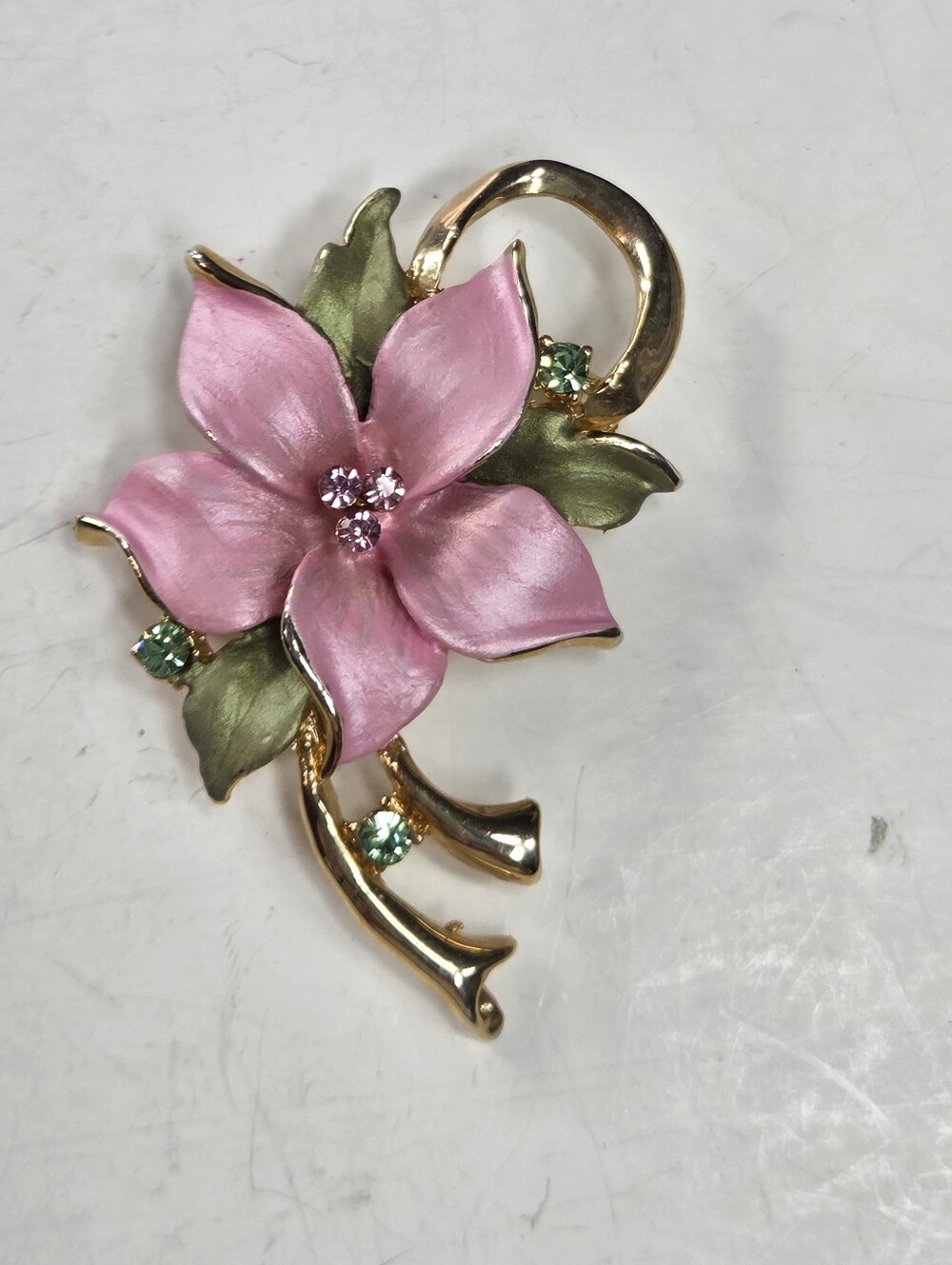 C6 Pink Enamel Flower gold tone Brooch with Green leaf rhinestone cottagecore